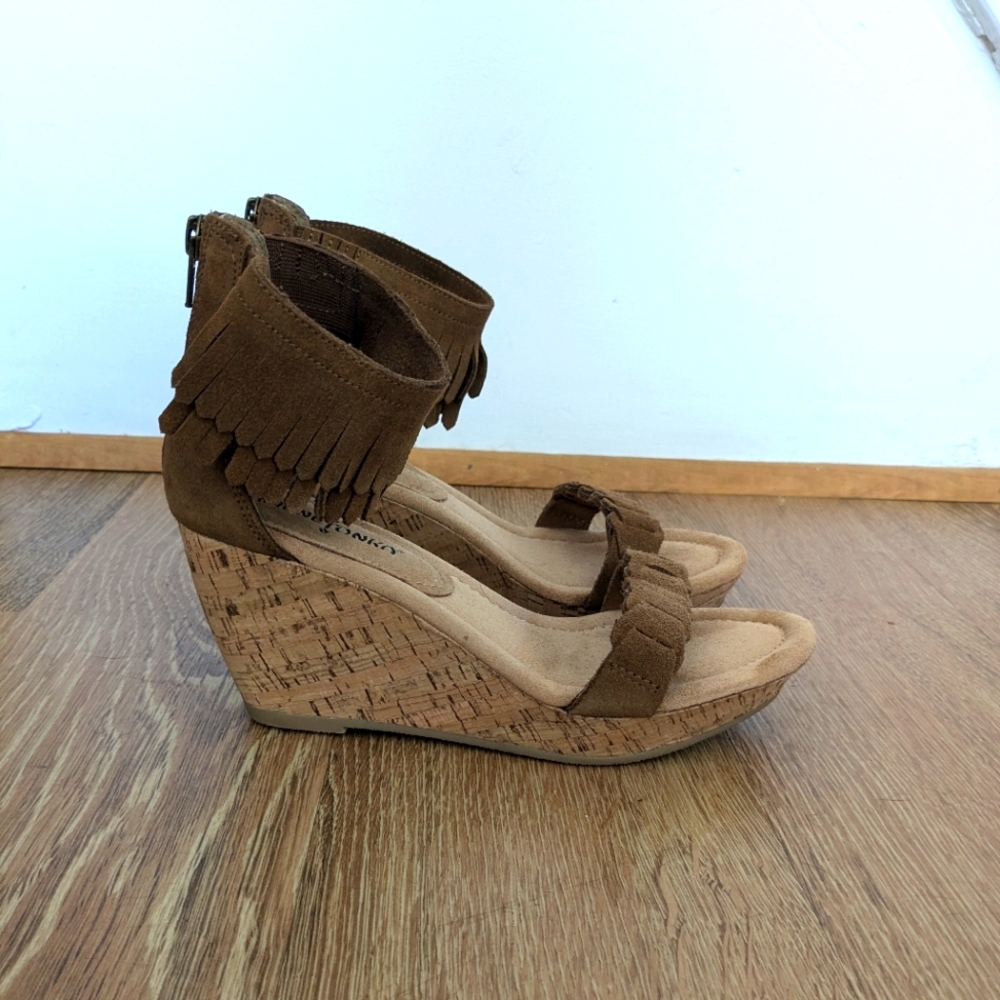 Minnetonka Nikki Suede Fringe Cork Wedge Sandals in Tan Size 7